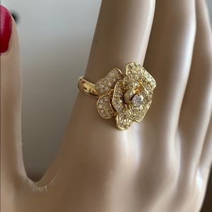 Ring flower w/ petals diamonds 18k yellow gold